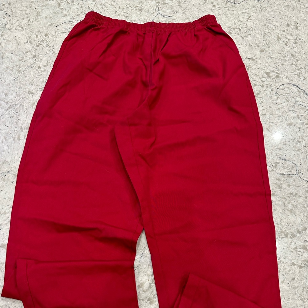 Scrub bottom for women. Size L. Color Red.